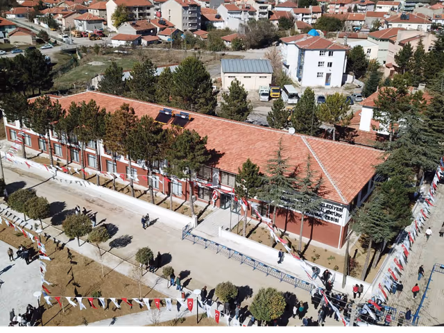 Birliğimiz Üyesi Dumlupınar Belediyesinin Dumlupınar Sosyal Tesisleri ve Başkomutan Gazi Mustafa Kemal Atatürk Misafirhanesi coşkuyla açıldı.