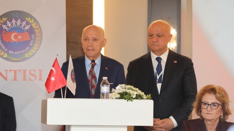 73. Olağan Meclis Toplantısı'nda salonu dolduran üye belediye başkanları ve meclis üyeleri